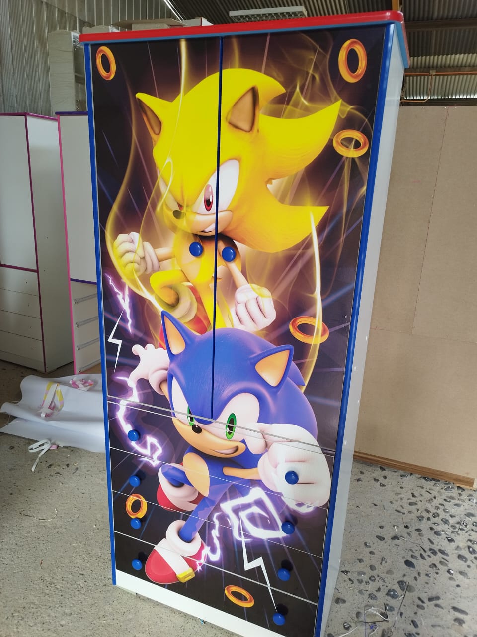 Clóset infantil blanco con diseño