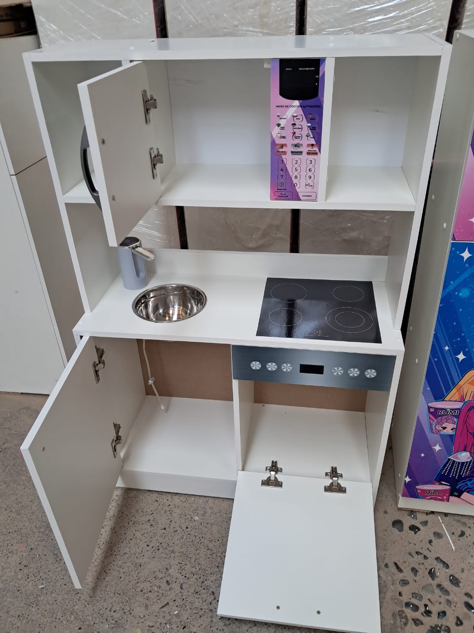 Detalle puertas cocina infantil