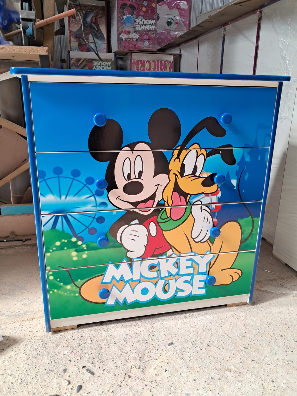 Cómoda infantil blanca con cajones de colores primarios